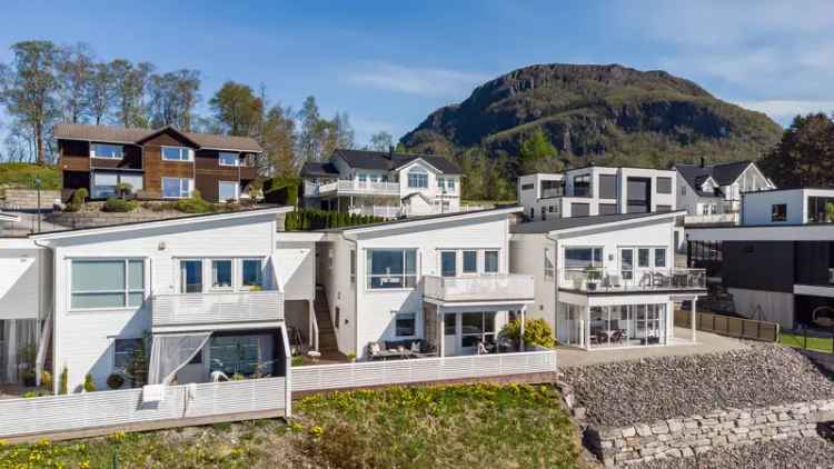 Enebolig i rekke Sandeid - flott utsikt og solrikt uteområde