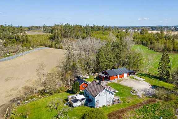 Idyllisk Småbruk n
ær Karlshus