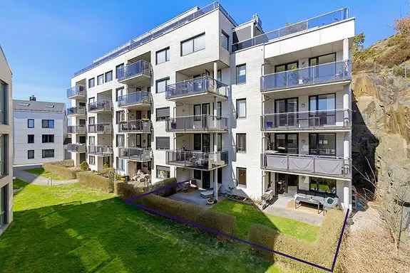 Sentral leilighet med uteplass og garasje