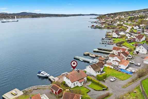 Enebolig ved sjøen med panoramautsikt og brygge