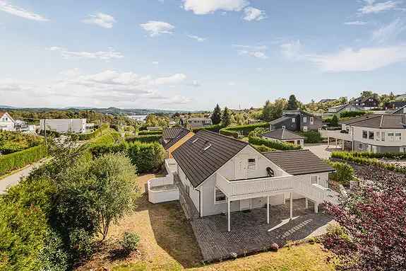 Enebolig i attraktivt område med leilighet i loftsetasjen