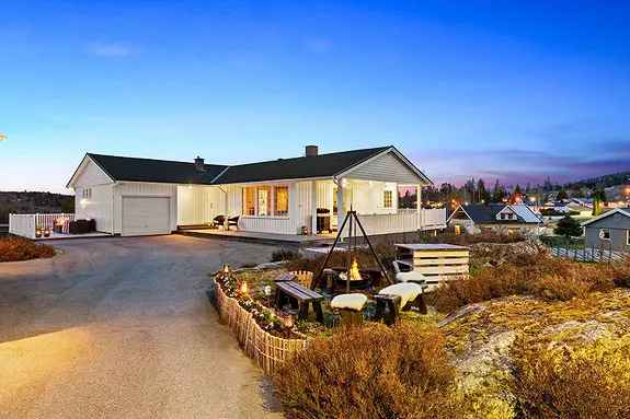 Lys enebolig Rånåsfoss - Stor tomt - Garasje - Nær tog