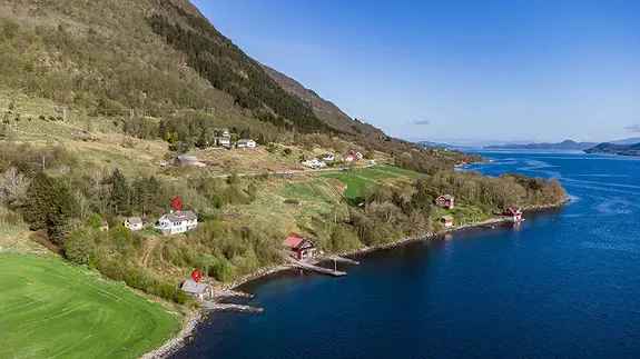 Stor Eiendom med Strandlinje og Naust - Renoveringsobjekt
