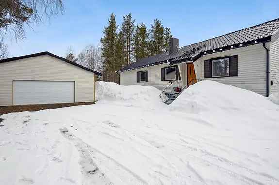 Oppusset Enebolig med Stor Garasje i Heggelia