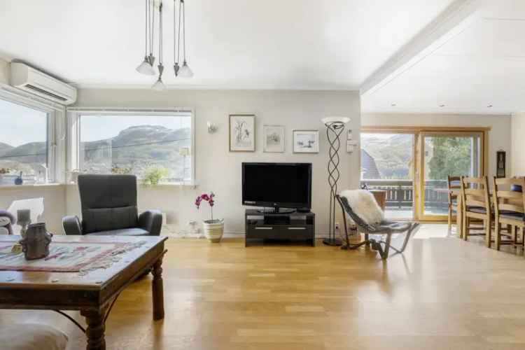 Fløgstad Enebolig 5 Soverom Innredet Loft Garasje Sentrumsnær