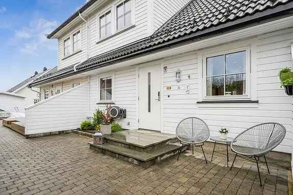 Familievennlig tomannsbolig med garasje og lader