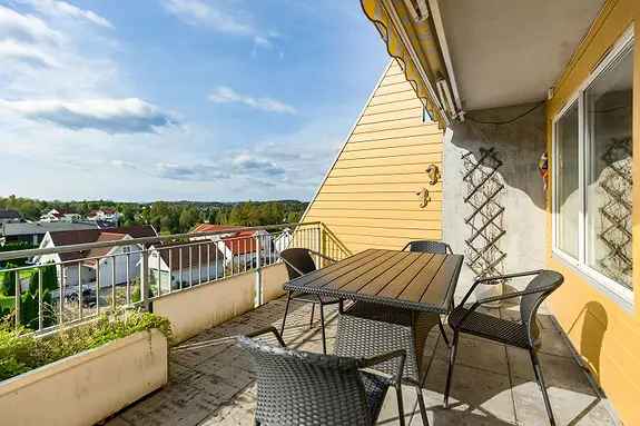 Langhus: Lys 3-roms leilighet med terrasse og garasjeplass