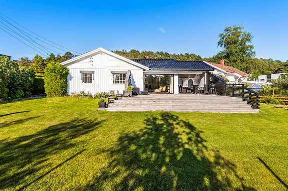 Enebolig nær sjøen - 6 soverom, 3 stuer, 2 bad