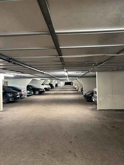 Sentral Garasjeplass - Innendørs Parkeringsanlegg