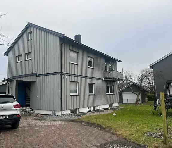 Lys 3-roms leilighet i tomannsbolig - Parkering inkludert