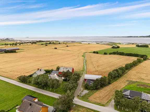 Småbruk med sjøutsikt Utstrandveien 248