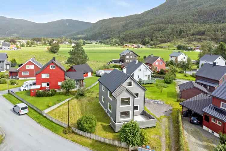 Tomannsbolig med to renoverte leiligheter for salg
