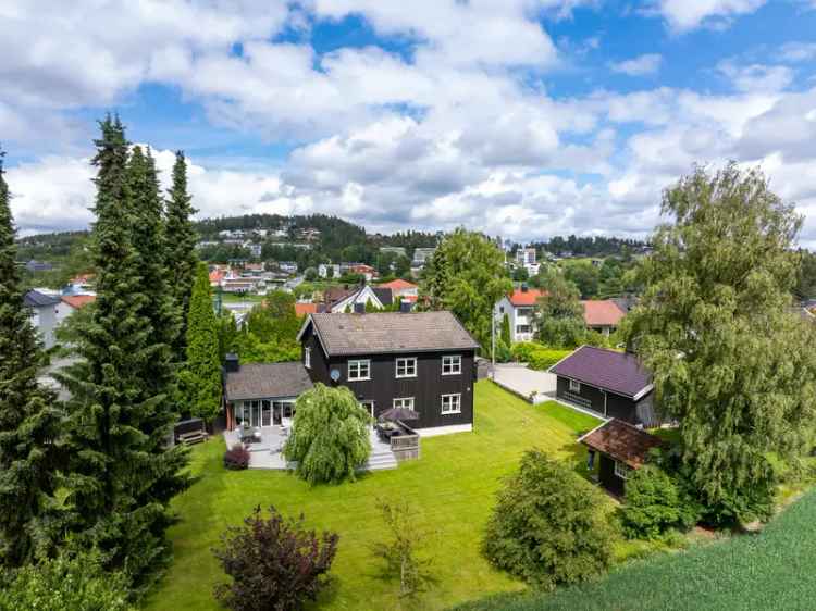 Stor enebolig Mysen - Innholdsrik med flott tomt