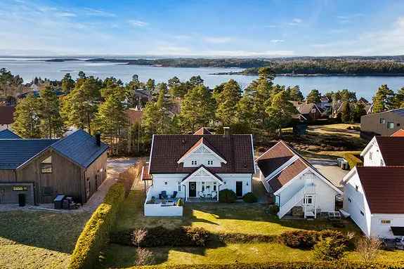 Familievennlig bolig med dobbelgarasje nær sjø og skog