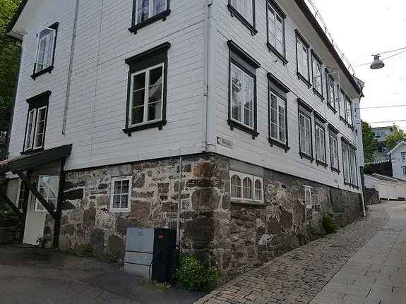 Sentral Kjellerleilighet 45m2 - Egen Inngang