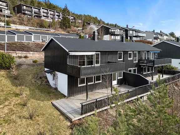 Halvpart Tomannsbolig Åssiden - 3 Soverom - Flott Utsikt