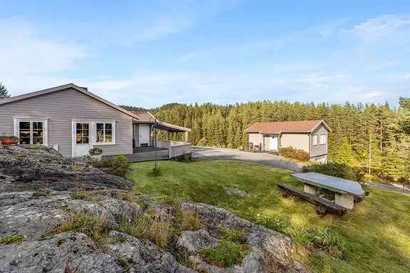 Landlig enebolig med gjesteanneks og dobbelgarasje
