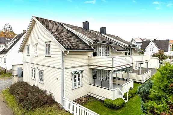 Sentrumsnær 3-roms leilighet med veranda og parkering