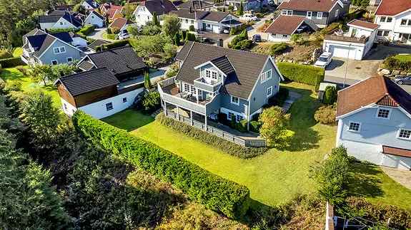 Stor enebolig | Utleidel | Solrike og usjenerte uteplasser | Dobbelgarasje m/hems | Barnevennlig og rolig |