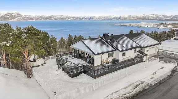 Enebolig Sandfallveien 5 - Sentrumsnær med sjøutsikt