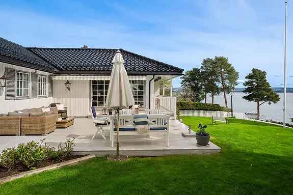Enebolig med fjordutsikt og strandtomt