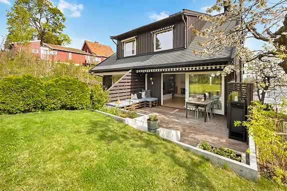 Familievennlig tomannsbolig med solrik terrasse og garasje