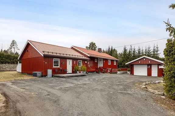 Enebolig med hybel, solrike terrasser og garasje