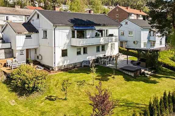 Lys tomannsbolig med hage og garasje nar marka