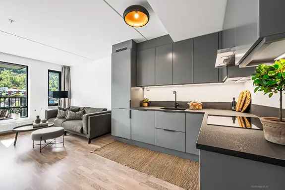 Stilren & moderne 2-roms eierleilighet i 6. etg (bygg fra 2023). Ingen TG2/TG3. Radiator. Sydvendt balkong. Garasjeplass