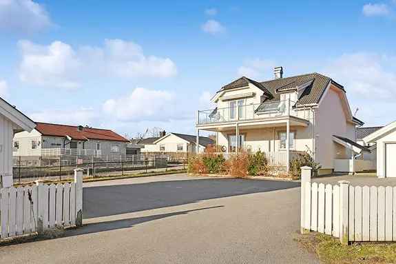 Totalrenovert Tomannsbolig Nær Sjøen - Høy Standard