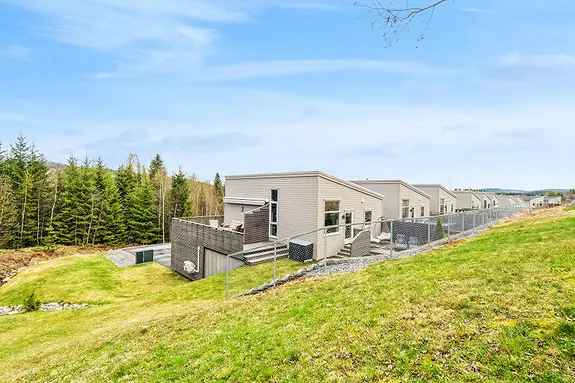 Meget pen og moderne kjedet enebolig * Flott beliggenhet i enden av blindveg * Carport med el-bil lader * IN-ordning
