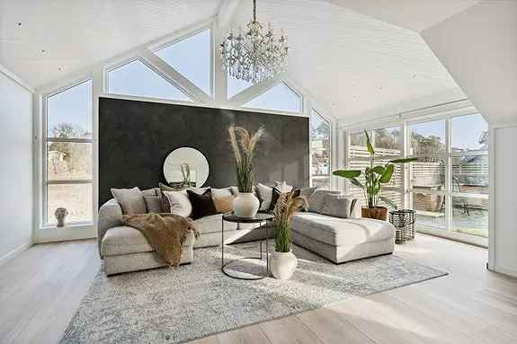 Elegant Villa ved Sjøen med Svømmebasseng og Båtplass