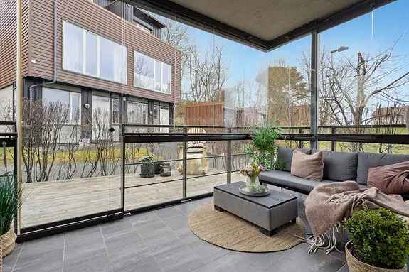 Stor 3-roms Endelighet med Terrasse og P-plass