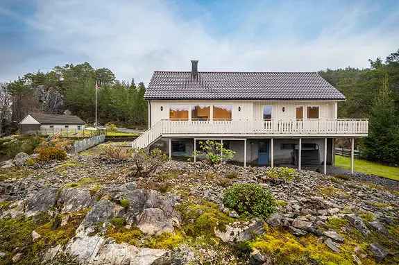 Solrik Enebolig med Sjøutsikt Stor Tomt Garasje