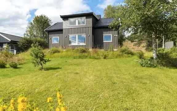 Halvparten av tomannsbolig - Solrik leilighet nær innsjø