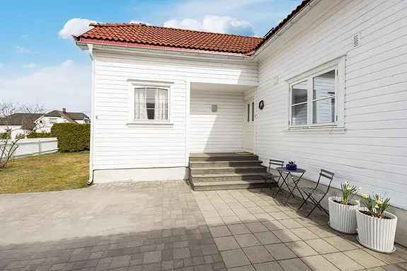 Romslig familiebolig Klosterskogen stor tomt sentral beliggenhet
