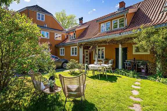 Unikt rekkehus over 2 plan; velholdt sjarm, ildsted og 4 soverom. Snekkerbygd spisekjøkken, romantisk baderom, hage.