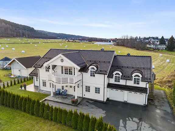 Storslagen familiebolig på 329m² i herskapsstil | Gode leieinntekter | Integrert dobbelgarasje | Solfylte uteområder