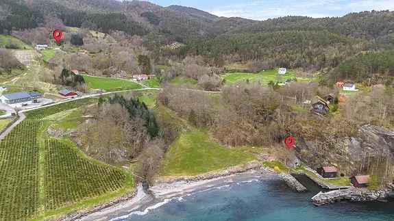 Idyllisk landbrukseiendom med strandlinje og nydelig utsikt - Båtplass og andel av naust - Jaktrett