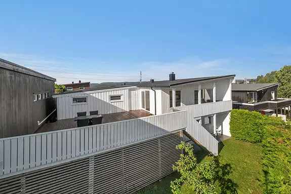 Innholdsrik enebolig Skinnerheia - Dobbel garasje m/verksted