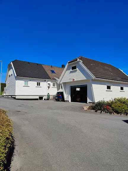 Stort hus med garasje til leie ett år 4 soverom