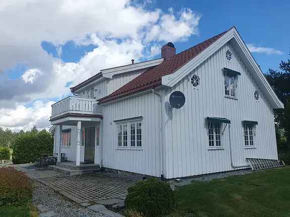 Stor enebolig på gård - Sjarmerende tømmerhus