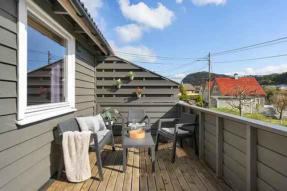 Flott rekkehus med solrike uteplasser og sentral beliggenhet