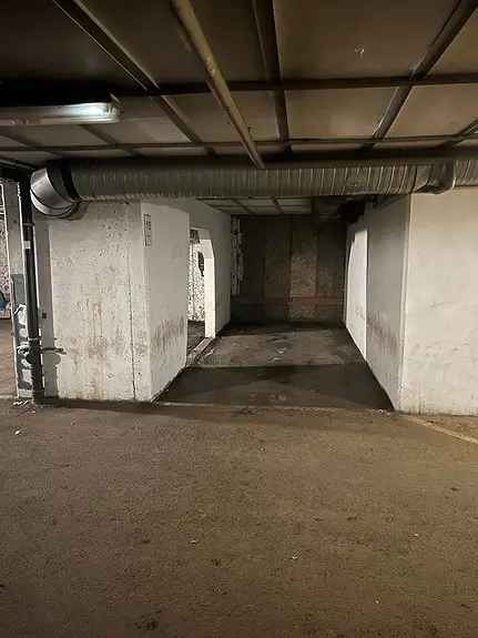 Garasjeplass med automatisk åpner og videoovervåkning