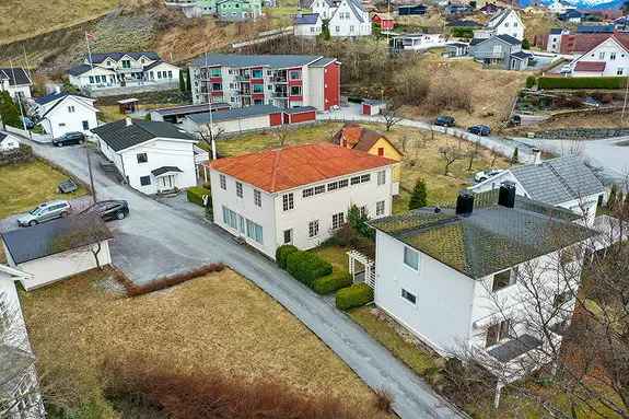 Stor og innhaldsrik eigedom med einebustad, garasje og lagerbygg - Sentralt beliggande på Hermansverk -