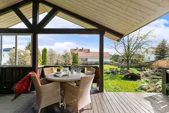 Sjarmerende Villa i Hamar - Stor Tomt og To Garasjer