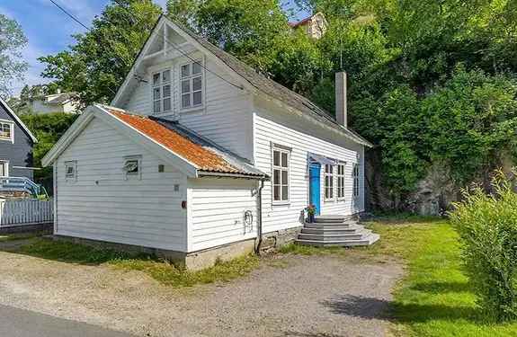 To leiligheter Strandvik - Idyllisk hus med hage
