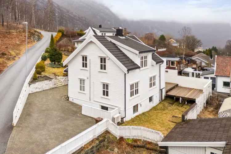Enebolig Oltedal - Renoveringsobjekt med Hage og Uthus