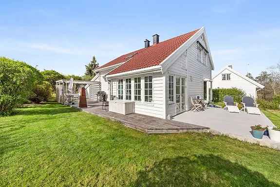Sjarmerende Enebolig i Vollen Naer Sjo Og Sentrum