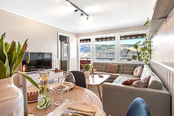 Pen leilighet med flott utsikt og carport